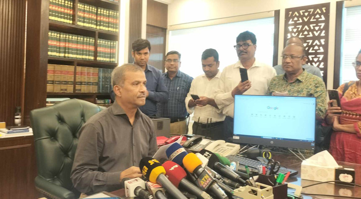 হাসিনার পদত্যাগ ইস্যুতে রাষ্ট্রপতি মিথ্যাচার করেছেন : আসিফ নজরুল