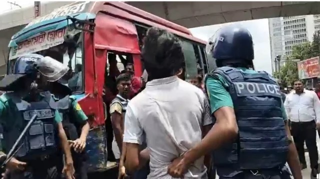 পুলিশের বাধায় বিক্ষোভ মিছিল পণ্ড, দুই ঢাবি শিক্ষার্থী আটক