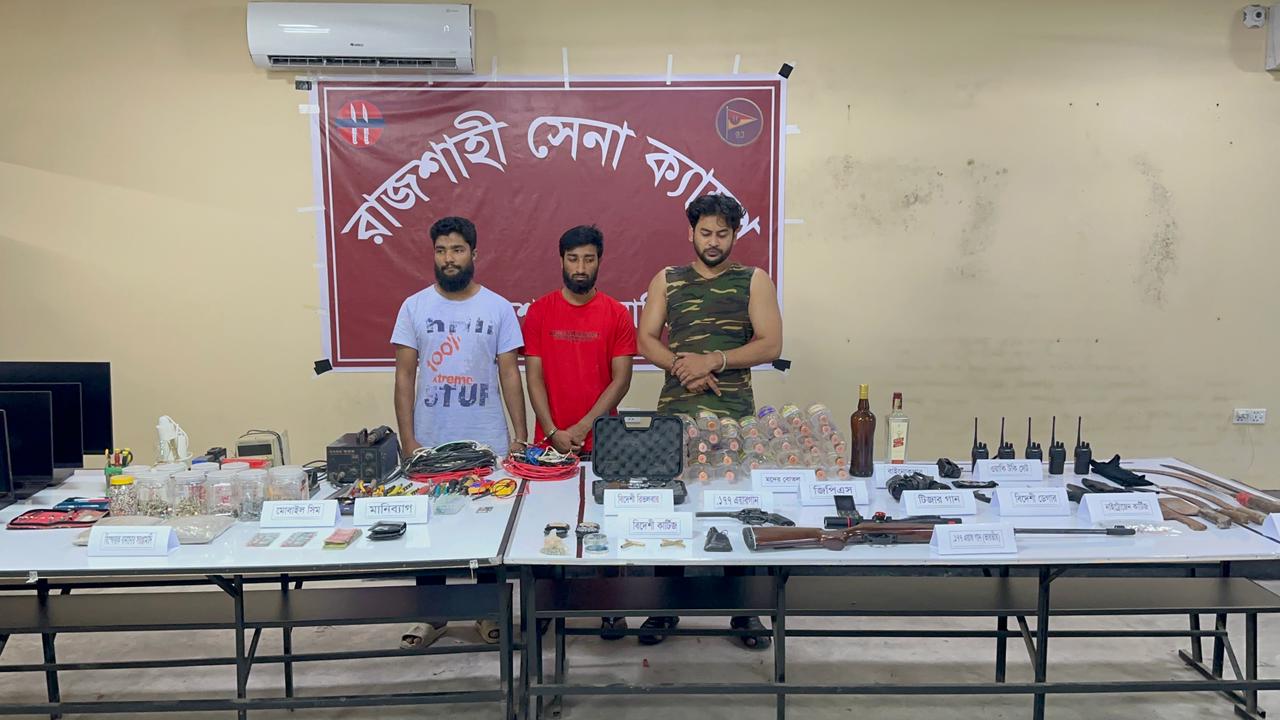 রাজশাহীতে সেনা অভিযানে আটক ৩ জনের বিরুদ্ধে পুলিশের মামলা
