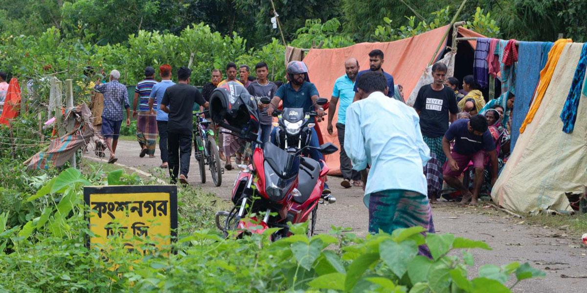 বাঁধের উপর আশ্রয় নিয়েছে অন্তত ৫০০ পরিবার