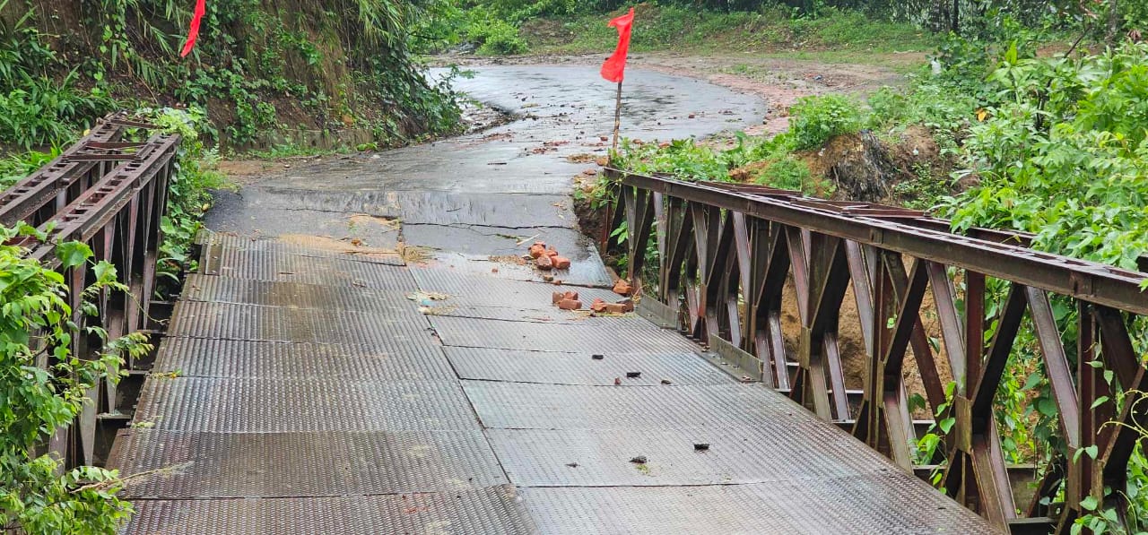 সেতুর নিচে মাটি ধসে রুমা-থানচি রুটে যান চলাচল বন্ধ