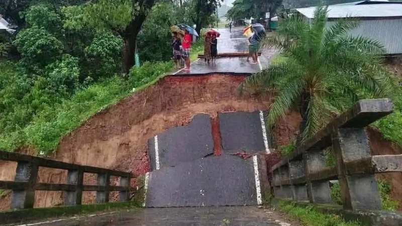 ভারী বর্ষণে ধসল সেতু, বান্দরবান-রাঙ্গামাটি সড়ক যোগাযোগ বিচ্ছিন্ন