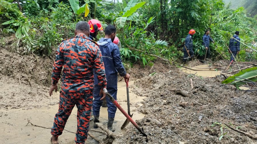 সড়কের পাহাড় ধসে পড়ায় বান্দরবানের সঙ্গে থানচির যোগাযোগ বিচ্ছিন্ন