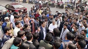 সচিবালয়ের সামনে ৪৩তম বিসিএসে বাদ পড়া ২৬৭ জন