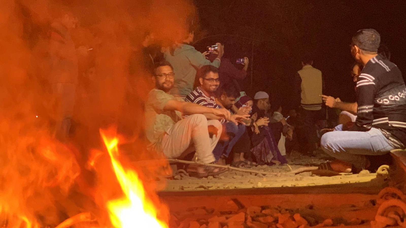 বিসিএস লিখিত পরীক্ষা পেছানোর দাবিতে রাবি শিক্ষার্থীদের রেলপথ অবরোধ