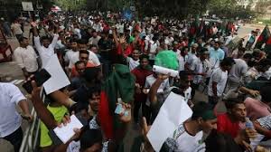বাংলাদেশ-সিঙ্গাপুর ম্যাচ ঘিরে স্টেডিয়ামে দর্শকদের ঢল