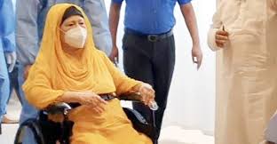 হেঁটে কারাগারে গেলেও হুইলচেয়ারে বের হয়েছিলেন বেগম জিয়া