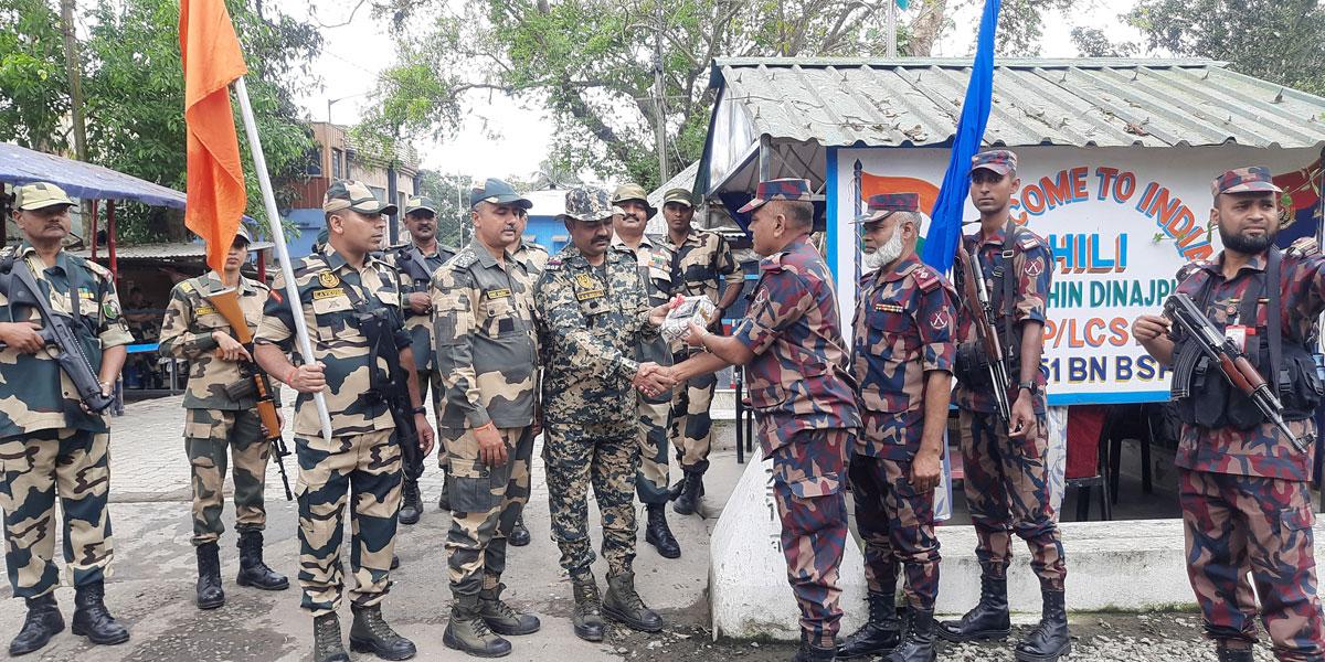 ঈদে হিলি সীমান্তে বিজিবি-বিএসএফের মিষ্টি বিনিময়