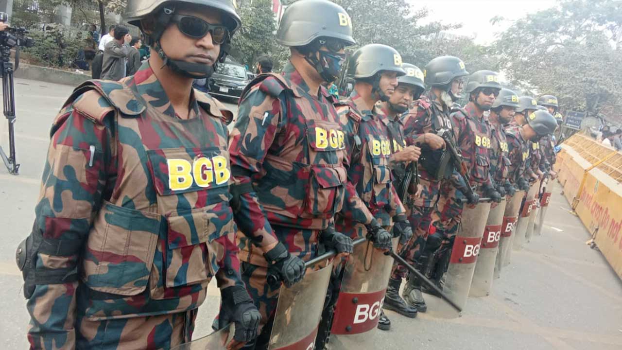 নির্বাচন কমিশনের সামনে বিজিবি মোতায়েন