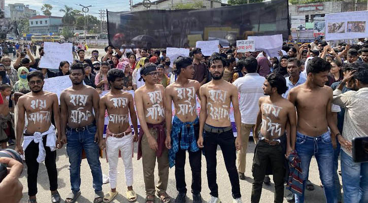 কোটা আন্দোলনে নিহতদের নাম বুকে লিখে মিছিল