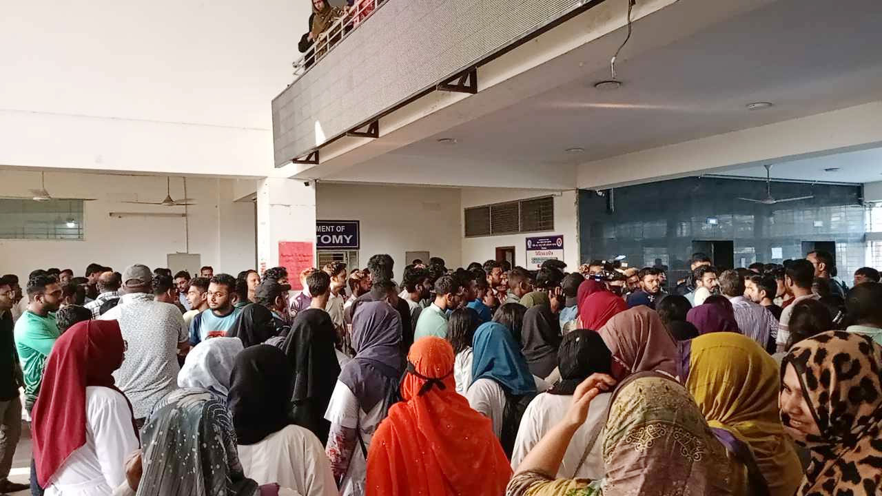 ক্লাস করতে রাজি না হওয়ায় শিক্ষার্থীকে শিক্ষকের গুলি