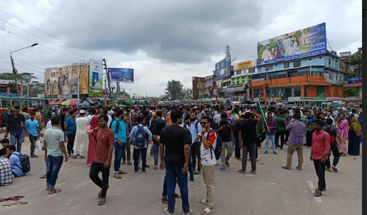 বিএম কলেজের শিক্ষার্থীদের ঢাকা-বরিশাল মহাসড়ক অবরোধ