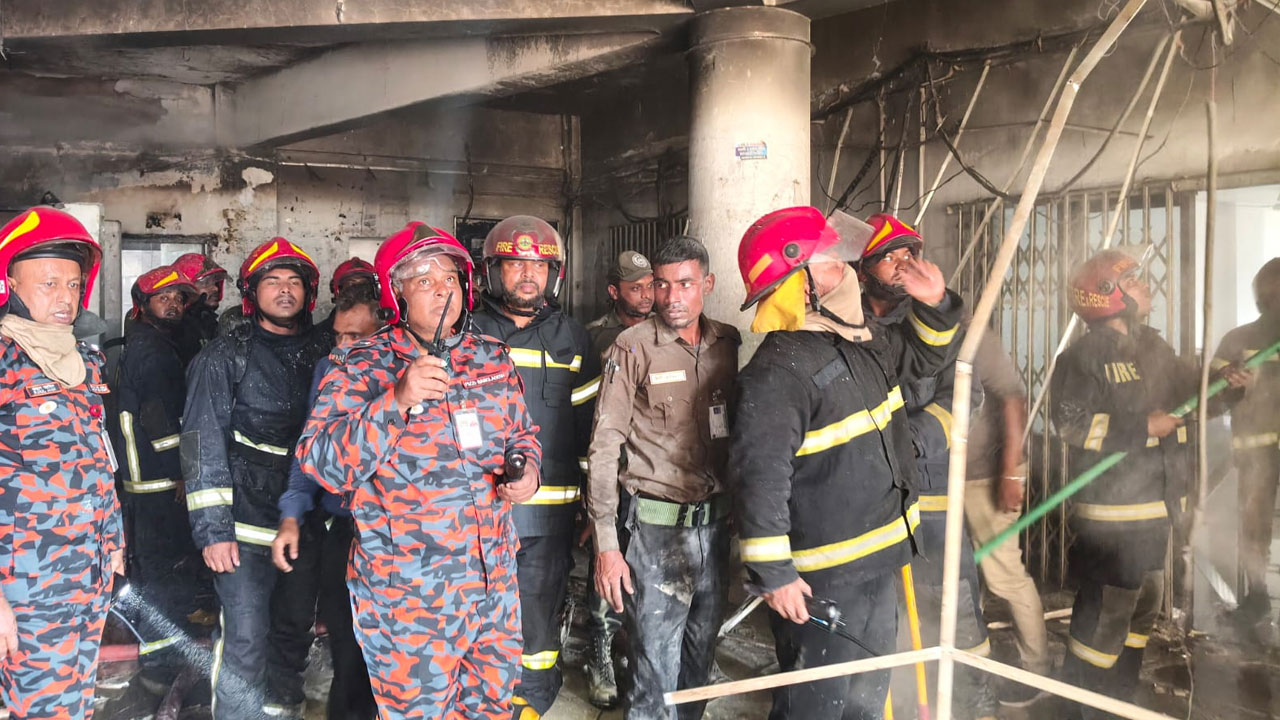 বিএমইউয়ে আগুন, ৭ ফায়ার সার্ভিসের চেষ্টায় নিয়ন্ত্রণে