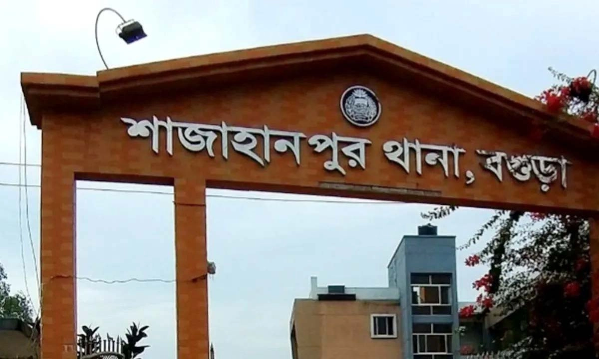 বিছানায় দুই সন্তানের গলা কাটা মরদেহ, পাশেই ঝুলছিলেন মা