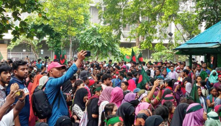 বঙ্গভবন অভিমুখে শিক্ষার্থীদের পদযাত্রা