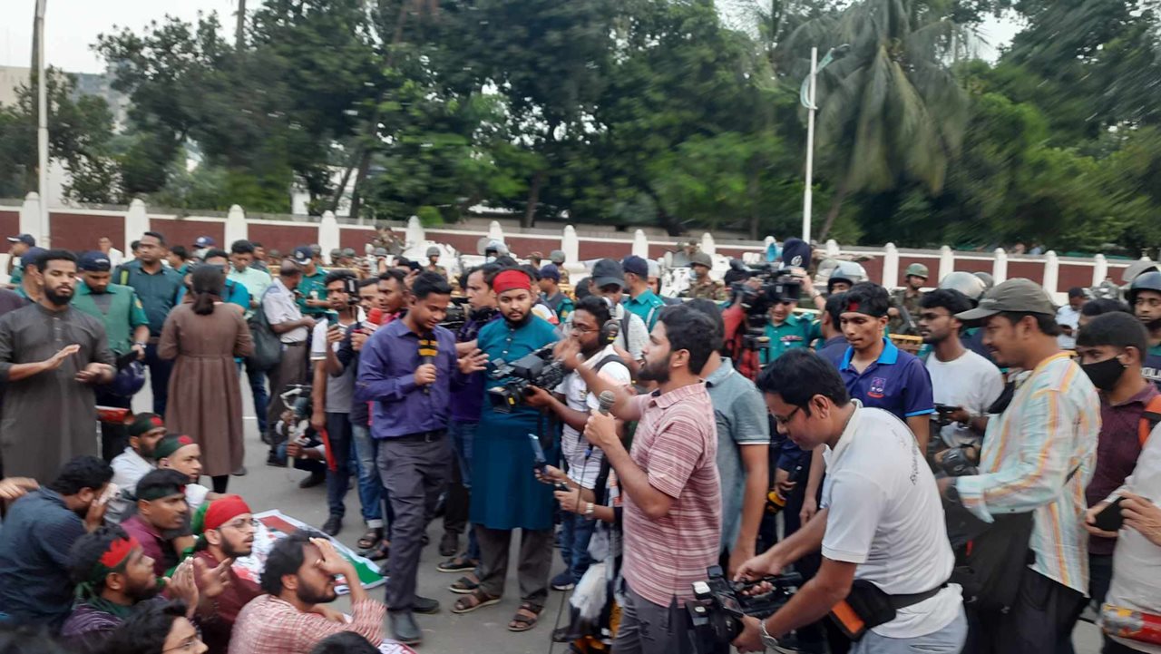 রাষ্ট্রপতিকে ২৪ ঘণ্টার মধ্যে পদত্যাগের আল্টিমেটাম