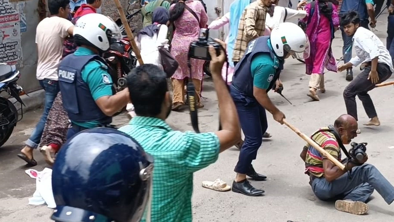 উদ্দেশ্যমূলকভাবে সাংবাদিকদের পেটাল পুলিশ