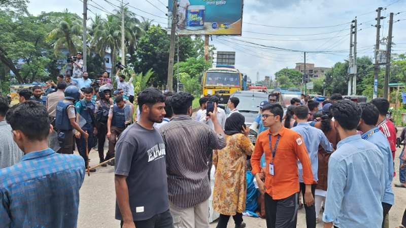 বরিশাল শিক্ষা বোর্ডের সামনে এইচএসসি পরীক্ষার্থীদের বিক্ষোভ, সড়ক অবরোধ