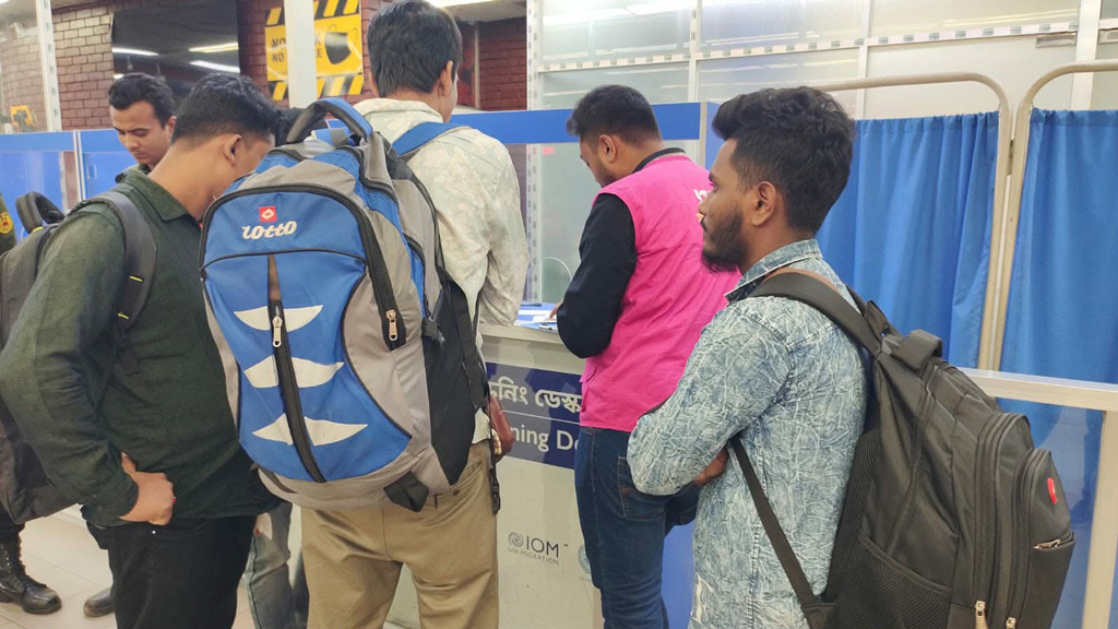 দেশে ফিরলেন কম্বোডিয়ার সাইবার স্ক্যাম চক্র থেকে উদ্ধার ৩৭ বাংলাদেশি