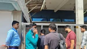 বিএসইসির চেয়ারম্যান ও কমিশনারদের অবরুদ্ধ করে রেখেছেন কর্মকর্তা-কর্মচারীরা