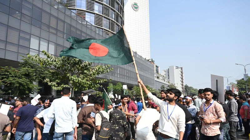 ‎বিটিআরসির সামনে মোবাইল ফোন ব্যবসায়ীদের সড়ক অবরোধ