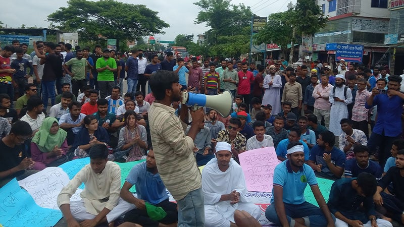 কোটা বাতিলের দাবিতে কাফন পরে ববি শিক্ষার্থীদের আন্দোলন