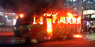 রাজধানীতে হঠাৎ দুই বাসে আগুন