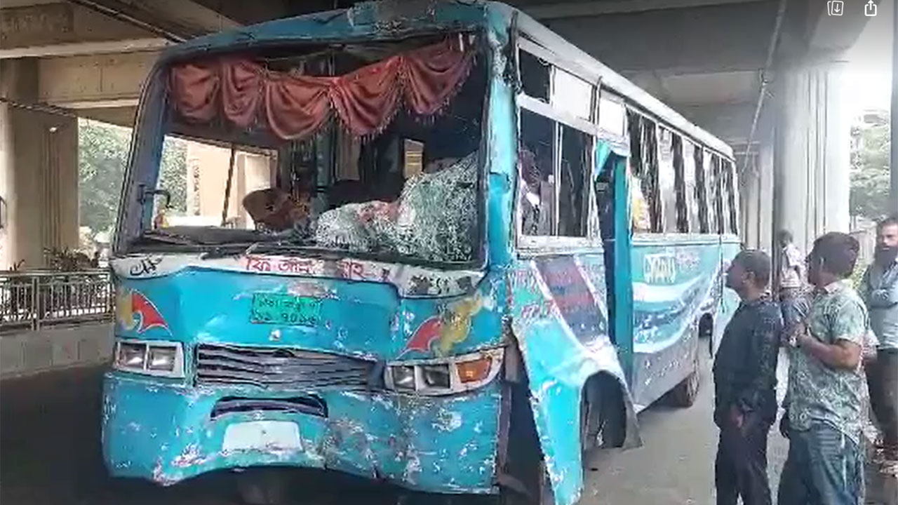 মেট্রোরেলের পিলারে বাসের ধাক্কা, আহত ১০ যাত্রী