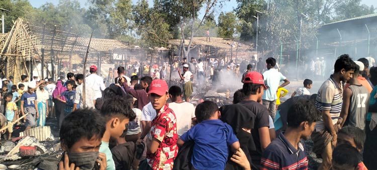 রোহিঙ্গা ক্যাম্পের হাজার বসতঘর আগুনে পুড়ে ছাই , নিহত ২