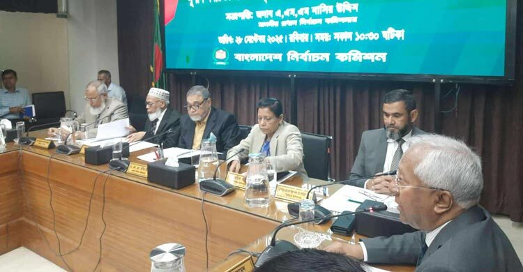 কল রেকর্ড ফাঁস হওয়ার ভয়ে ফোনে কথা বলি না: সিইসি