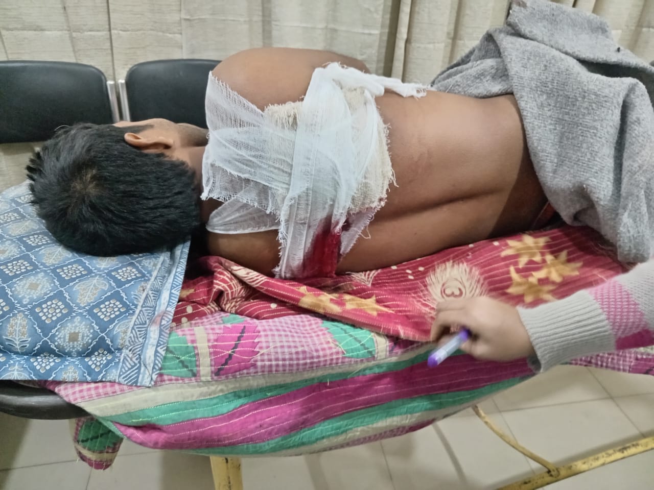 শিবগঞ্জ সীমান্তে বিএসএফের গুলিতে যুবক আহত, রামেকে ভর্তি