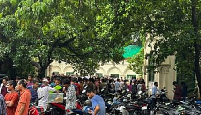 মধুর ক্যান্টিনের সামনে ছাত্রলীগের অবস্থান