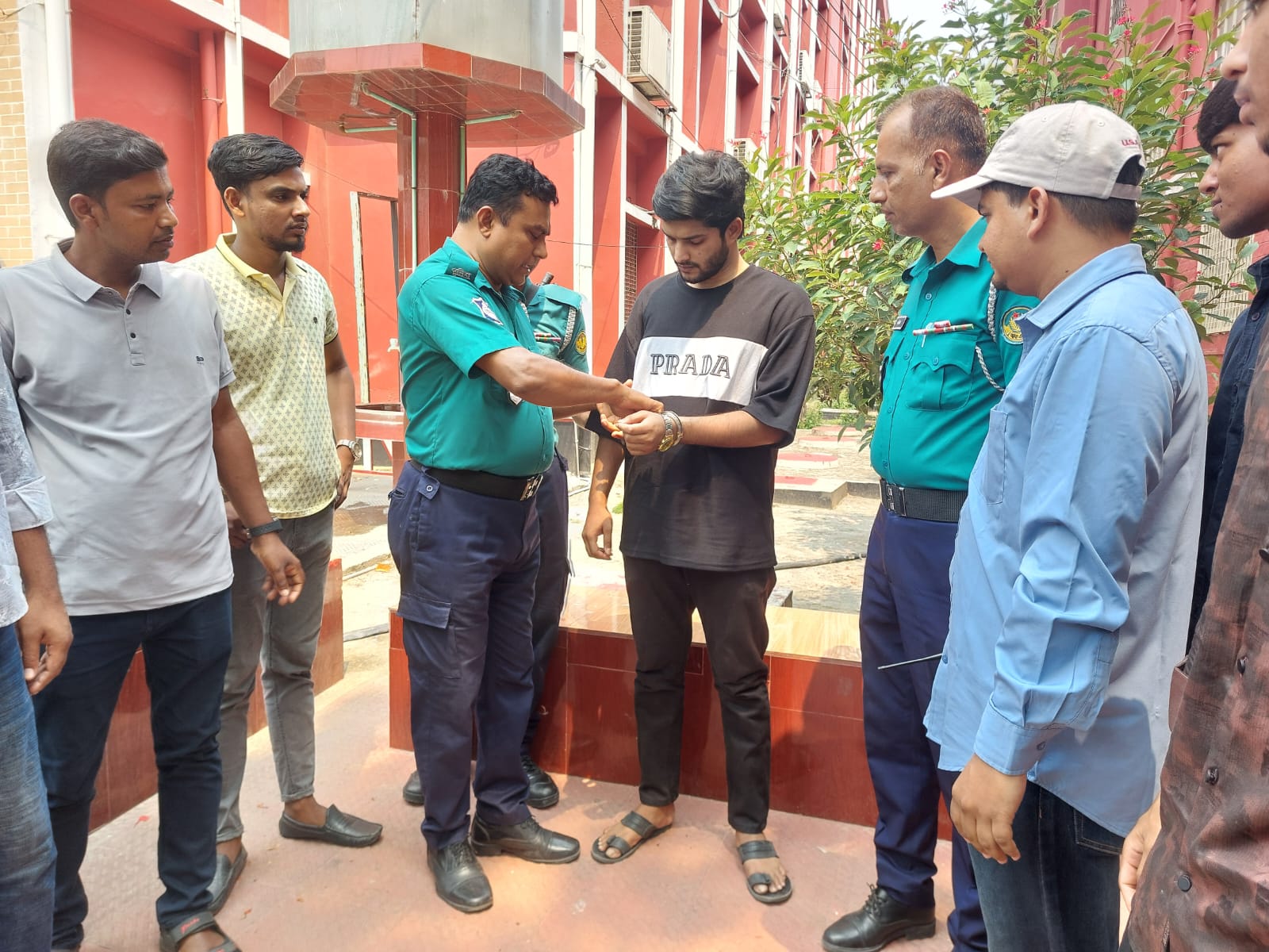রাজশাহী কলেজে ভাইভা দিতে এসে নিষিদ্ধ ছাত্রলীগ কর্মী আটক