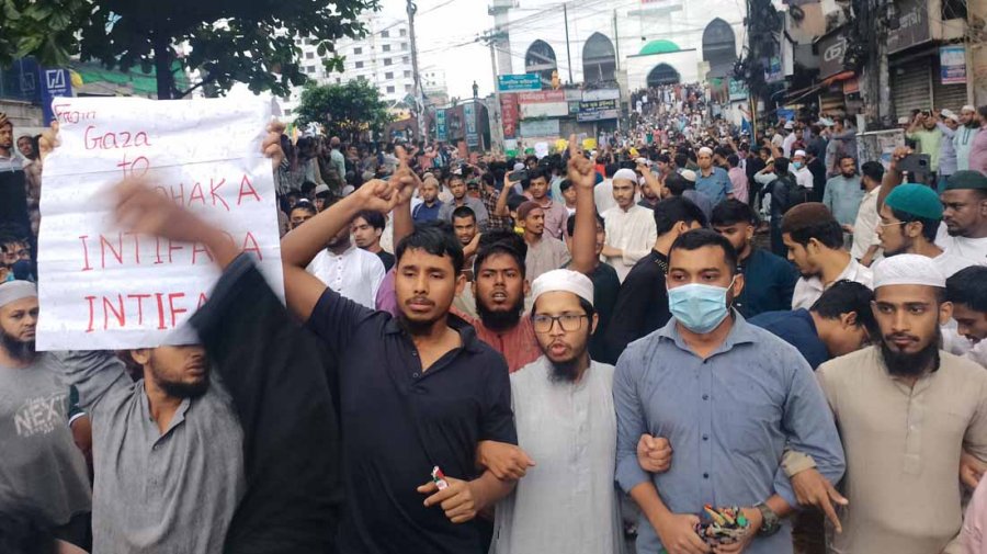 জুমার নামাজ শেষে শিক্ষার্থীদের গণমিছিলে সর্বস্তরের মানুষ