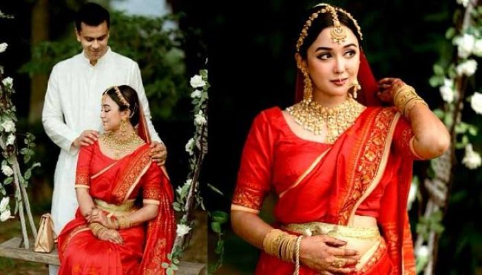 ৯ টাকা দেনমোহরে চমকে দিয়েছেন চমক