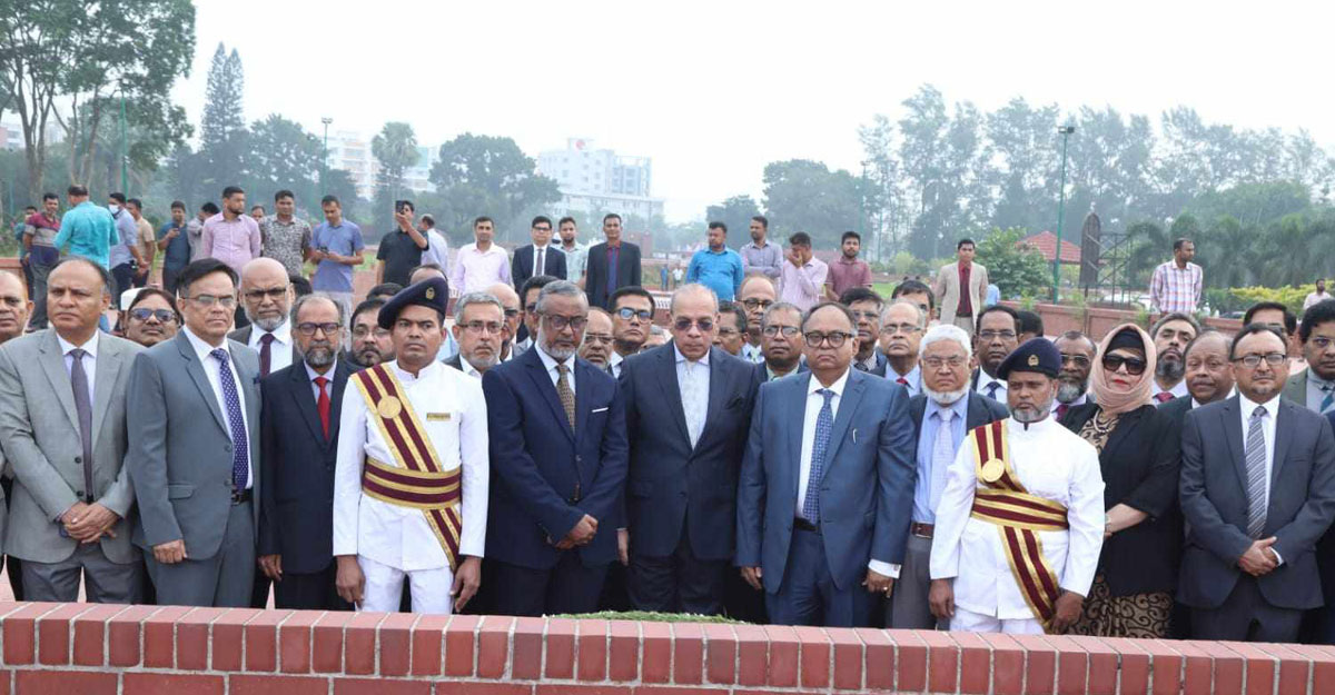 জাতীয় স্মৃতিসৌধে প্রধান বিচারপতির শ্রদ্ধা নিবেদন