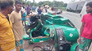 সিরাজগঞ্জে মাইক্রোবাস-অটোরিকশা সংঘর্ষে নিহত ৫