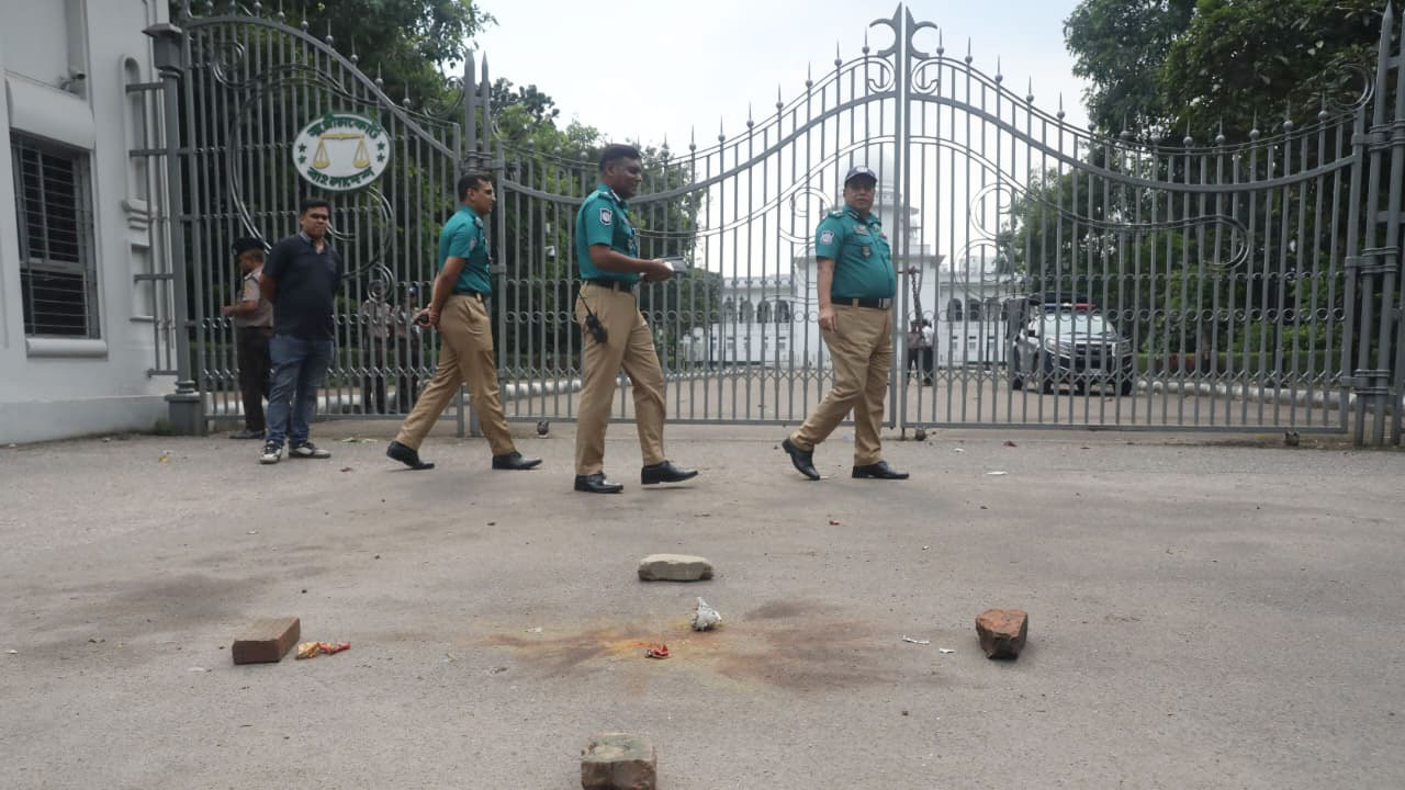 ওবায়দুল কাদেরসহ ৭ জনের মৃত্যুদণ্ড: সুপ্রিম কোর্টের সামনে ককটেল বিস্ফোরণ
