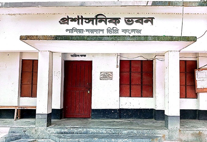 বাগমারায় সশস্ত্র মিছিলে নেতৃত্ব দেয়া অধ্যক্ষ আত্মগোপনে, কলেজে ঝুলছে তালা