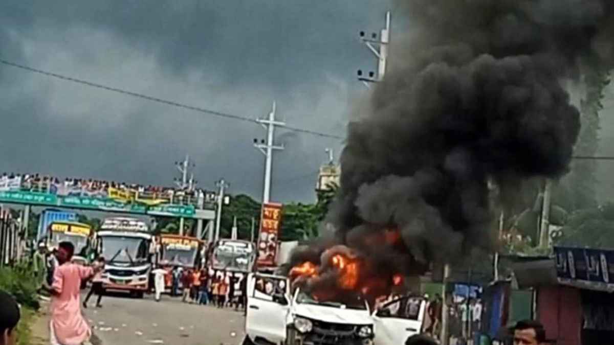 চান্দিনায় এসি ল্যান্ডের গাড়িতে আগুন