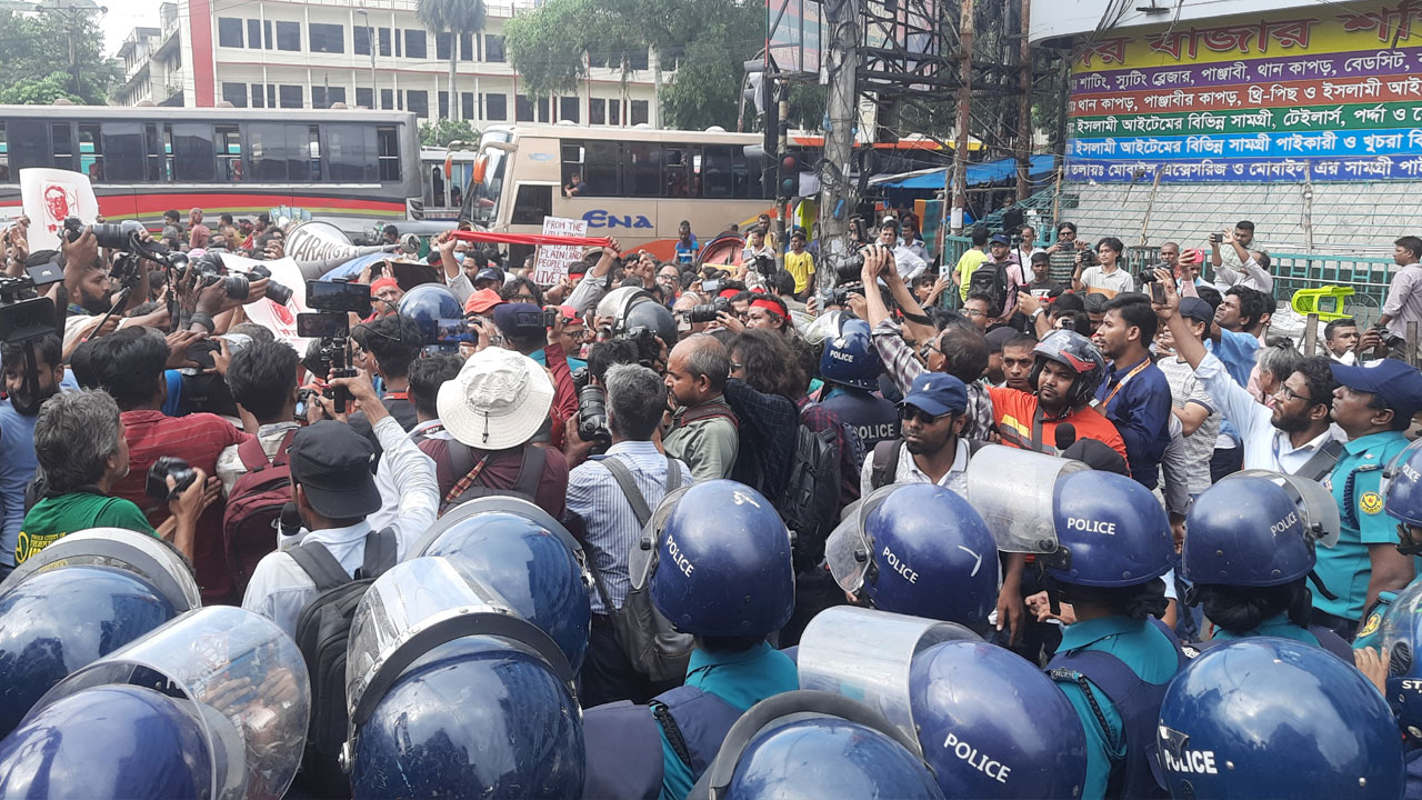 গুলিস্তানে প্রতিবাদী গানের মিছিলে পুলিশের বাধা