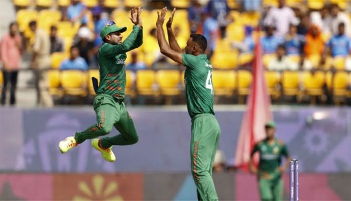 শুরুতে দুই পেসারের তিন আঘাত