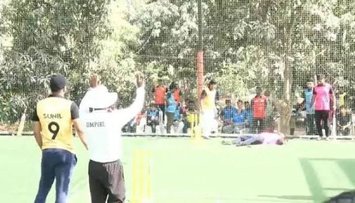 ছক্কা মেরে মৃত্যুর কোলে ঢলে পড়লেন ক্রিকেটার