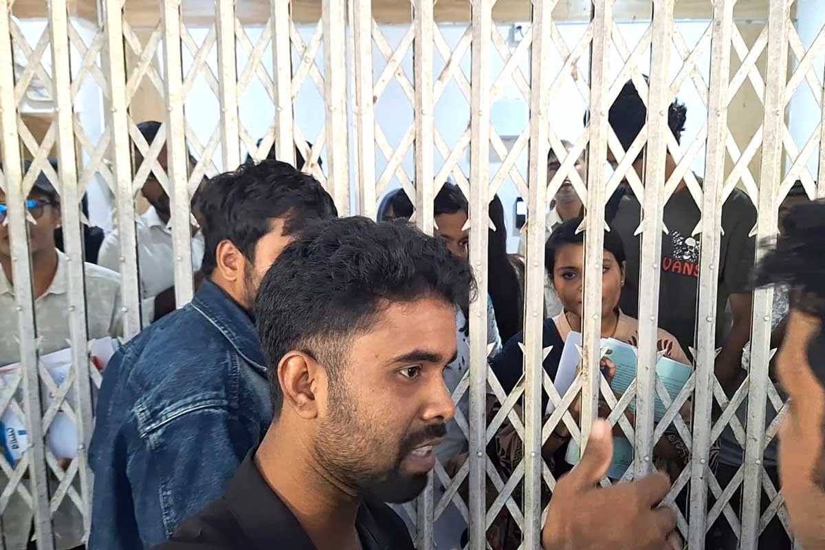 বুদ্ধিজীবীদের হত্যাকাণ্ড নিয়ে বিতর্কিত মন্তব্যে চবি উপ-উপাচার্যের পদত্যাগ দাবি