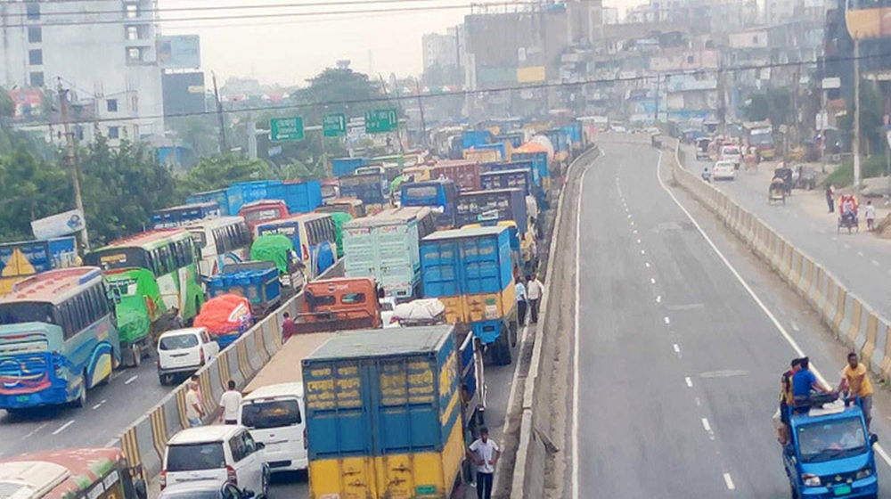 ঢাকা-চট্টগ্রাম মহাসড়কে ২০ কিমিজুড়ে যানজট