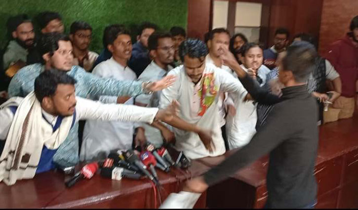চট্টগ্রামে দু’গ্রুপের পাল্টাপাল্টি সংবাদ সম্মেলনে উত্তেজনা, হাতাহাতি