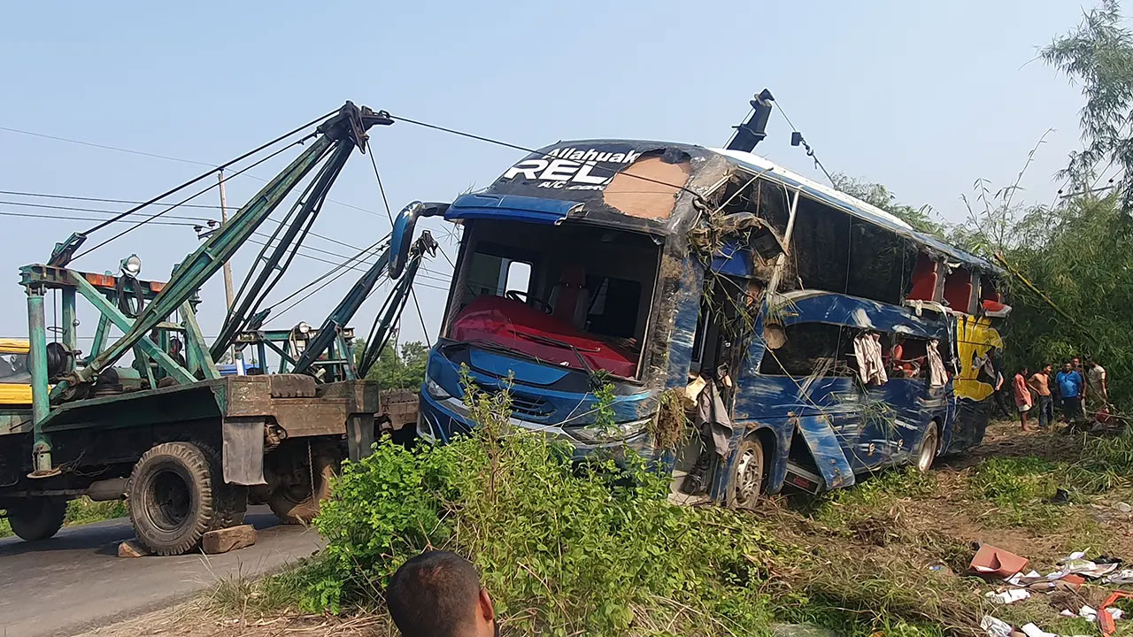 কুমিল্লায় যাত্রীবাহী বাস খাদে পড়ে প্রাণহানি ৫