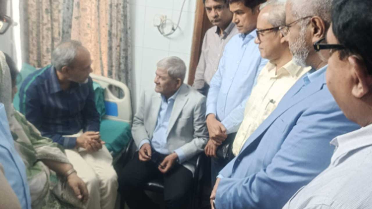 বিএমইউতে ডা. রফিকুল ইসলামের শয্যাপাশে মির্জা ফখরুল