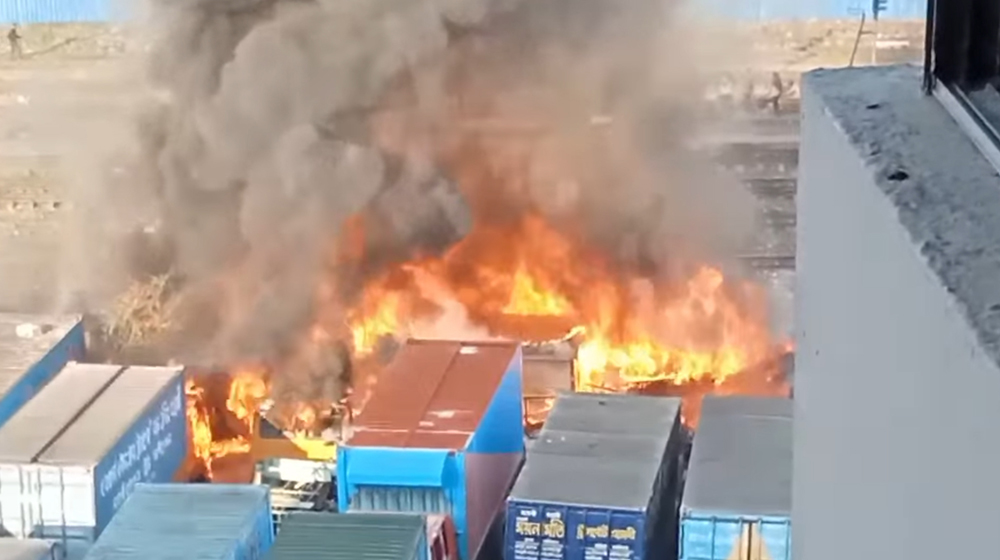 তেজগাঁও ট্রাকস্ট্যান্ডে আগুন, নিয়ন্ত্রণে ৩ ইউনিট