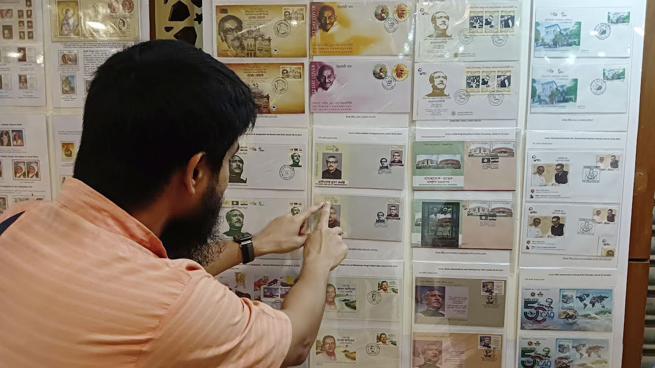 রাজশাহীতে দুষ্প্রাপ্য হাজারও ডাকটিকিটের প্রদর্শনী